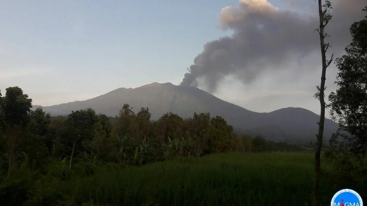 Status Gunung Raung yang berada di perbatasan Kabupaten Banyuwangi, Jember dan Bondowoso ini naik satu level d