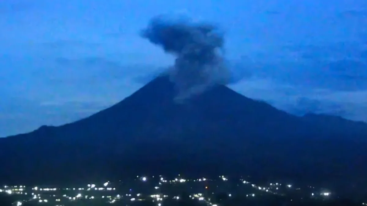 Visual awan panas Gunung Semeru meluncur sejauh 3 kilometer menuju Besuk Kobokan, Rabu (25/12/2024)(Dok. CCTV