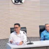 Direktur Penyidikan KPK Asep Guntur (kiri) saat konferensi pers penetapan tersangka Sekjen PDIP Hasto Kristiya