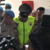 Aipda Robig Zaenudin (rompi hijau) dikawal Provos mengikuti sidang etik di Mapolda Jateng.