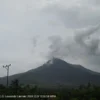 Terjadi erupsi G. Lewotobi Laki-laki pada hari Selasa, 24 Desember 2024, pukul 12:54 WITA. Erupsi terekam di s