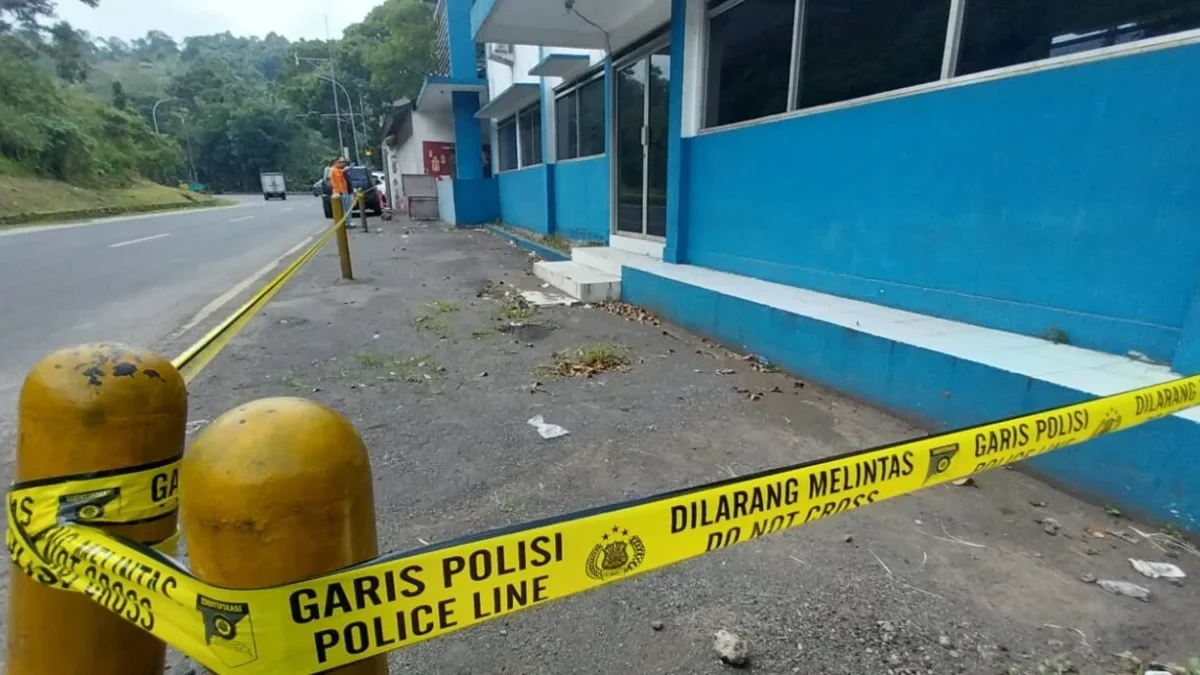 Pos Polisi Gentong, Tasikmalaya, dirusak orang tidak dikenal.