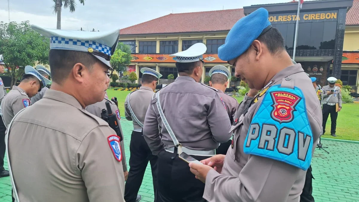 Personel Provos Polresta Cirebon melakukan pemeriksaan ponsel personel di Mapolresta Cirebon, Jawa Barat, Rabu