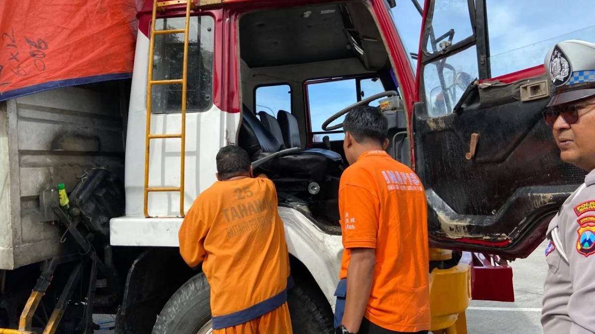 Tersangka sopir truk Mitsubishi peragakan reka ulang ke 24 atas musibah kecelakaan yang terjadi di Tol Malang-