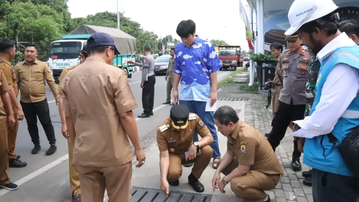 PJ Bupati Cirebon Tinjau Saluran Air di Kedawung untuk Atasi Banjir. (DISKOMINFO)