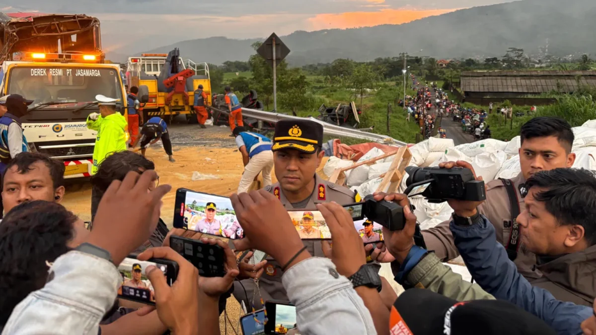 Kapolres Malang AKBP Putu Kholis Aryana menjelaskan penyebab kecelakaan di Tol Pandaan-Malang.