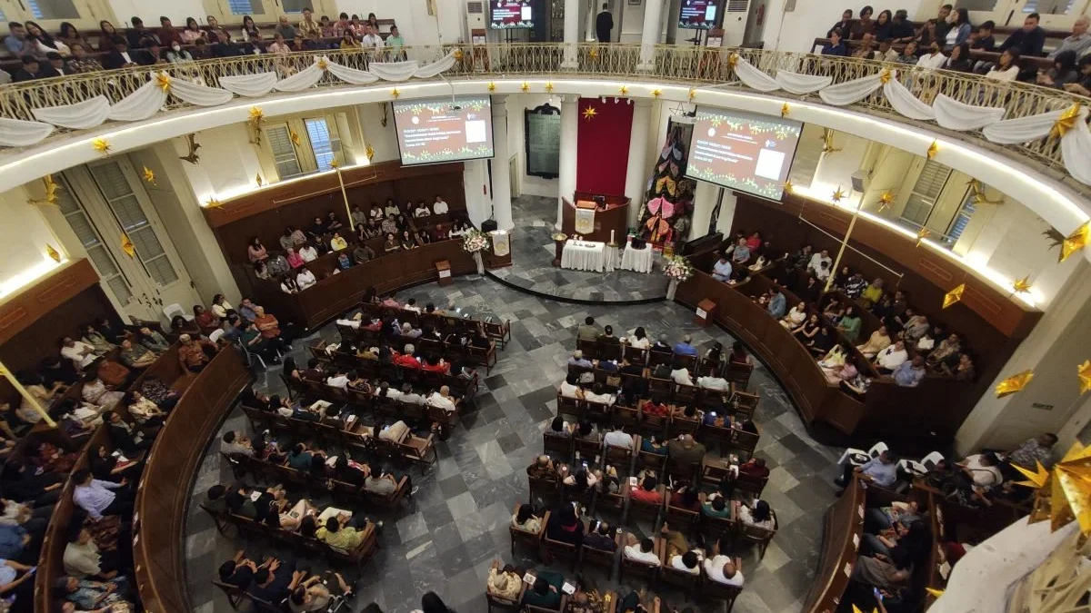 Suasana jemaat saat melakukan Ibadah Malam Natal di Gereja Protestan di Indonesia bagian Barat (GPIB) Immanuel