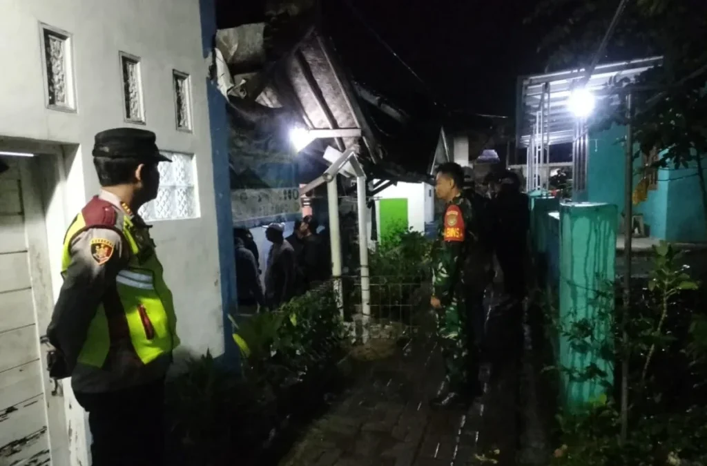 Densus 88 Geledah Rumah Terduga Teroris di Garut Jawa Barat