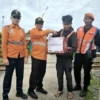 PT Kereta Api Daop 3 Cirebon membagikan 30 paket sembako kepada petugas penjaga perlintasan swadaya yang berad