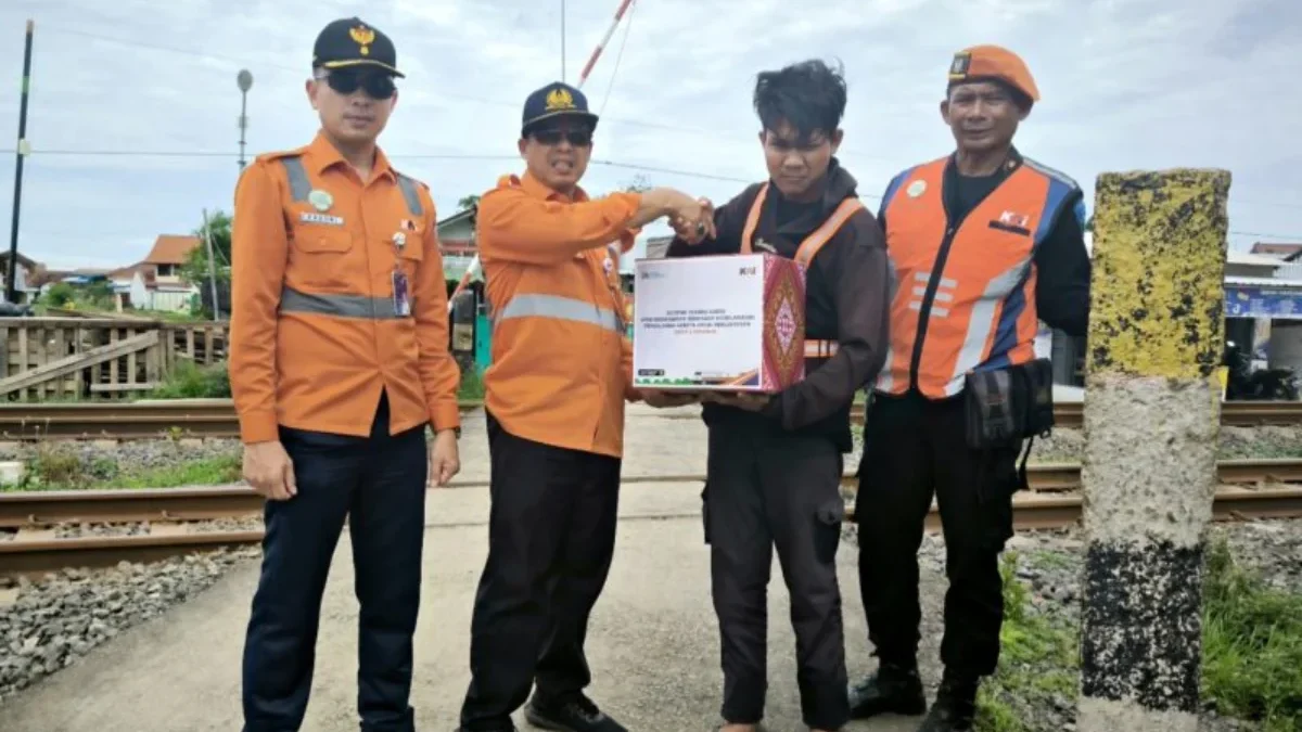 PT Kereta Api Daop 3 Cirebon membagikan 30 paket sembako kepada petugas penjaga perlintasan swadaya yang berad