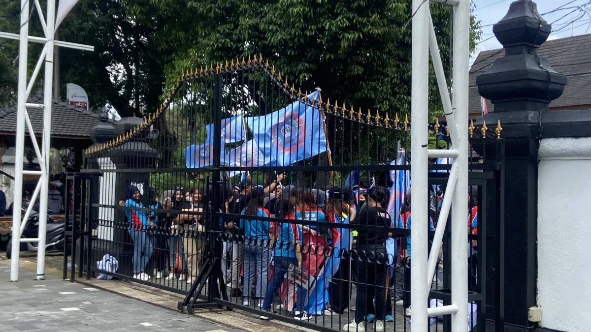 Aksi unjuk rasa karyawan PT SCI Salatiga berlansung tertib di depan Gerbang Komplek Pemkot Salatiga. (Foto: Ge