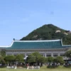 Gedung utama dengan latar Gunung Bugaksan di kompleks Gedung Biru, Seoul, Korea Selatan. (ANTARA/Desca Lidya N