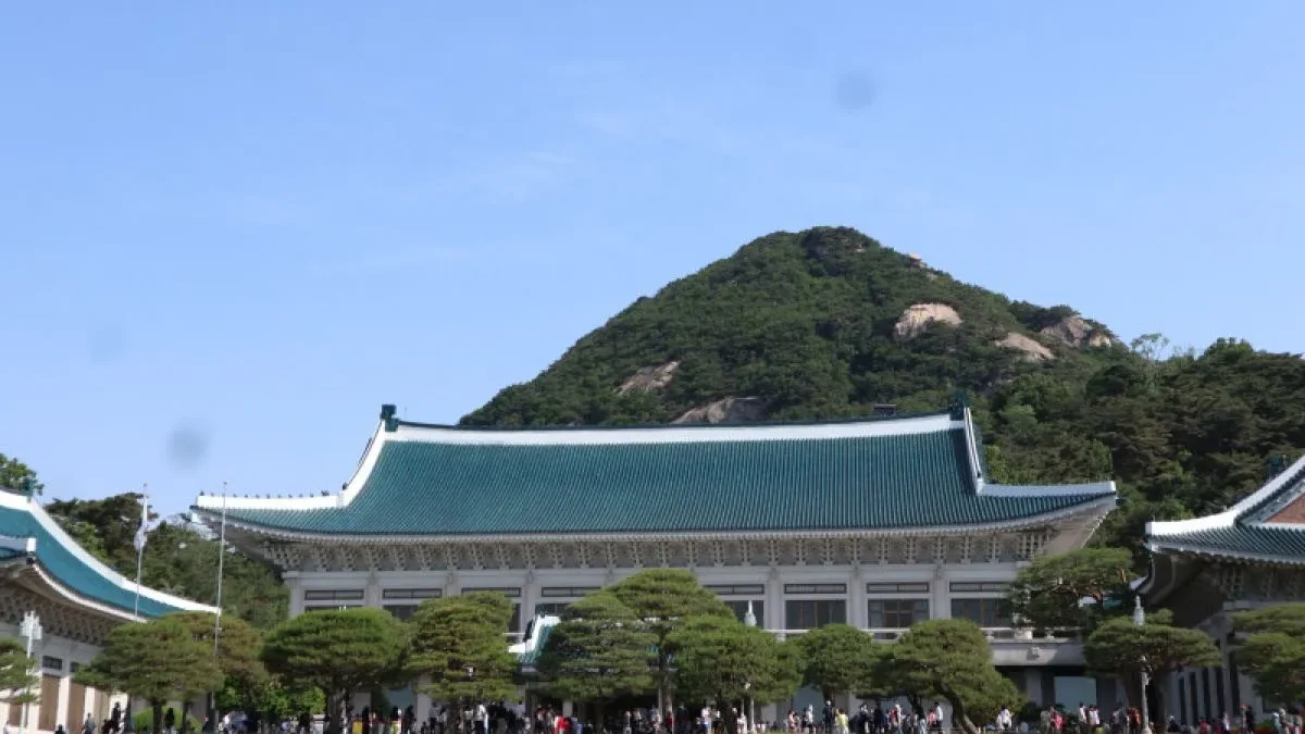 Gedung utama dengan latar Gunung Bugaksan di kompleks Gedung Biru, Seoul, Korea Selatan. (ANTARA/Desca Lidya N