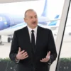 Presiden Azerbaijan Ilham Aliyev konferensi pers di Bandara Internasional Heydar Aliyev di luar Baku 29 Desemb