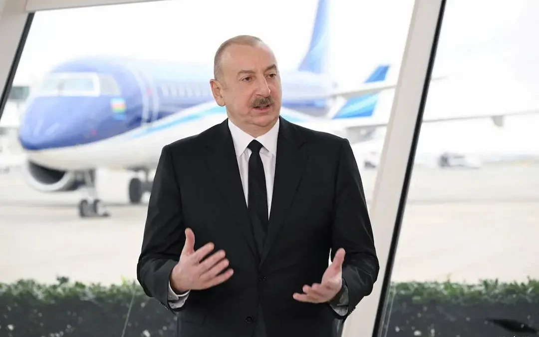 Presiden Azerbaijan Ilham Aliyev konferensi pers di Bandara Internasional Heydar Aliyev di luar Baku 29 Desemb