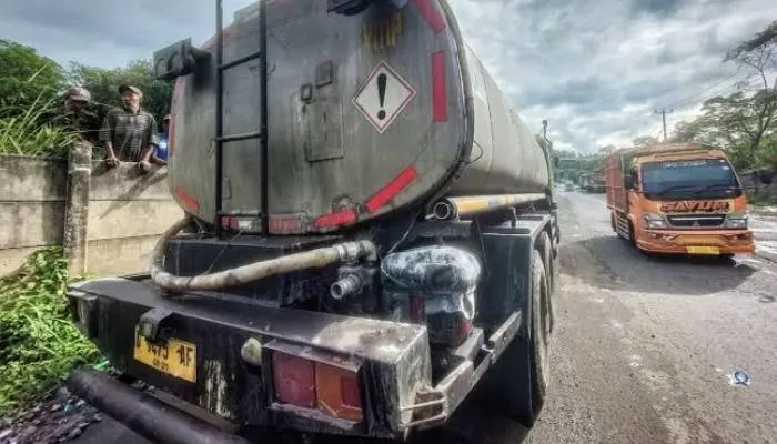 Truk pengangkut cairan kimia caustic soda yang bocor di Jalan Raya Purwakarta-Bandung Barat. (X)