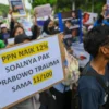 Pengunjuk Rasa Protes Menolak Kenaikan PPN 12 Persen, (Foto : Antara/Muhammad Ramdan).