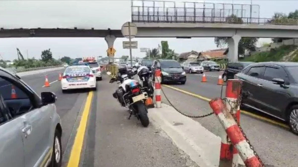 Rekayasa lalu lintas contraflow dari Jakarta menuju Cikampek di ruas tol Jakarta-Cikampek, Rabu pagi (25/12/20