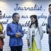 Menteri Komunikasi dan Digital Meutya Hafid (ketiga kiri) berbincang dengan Ketua Dewan Komisioner OJK Mahendr