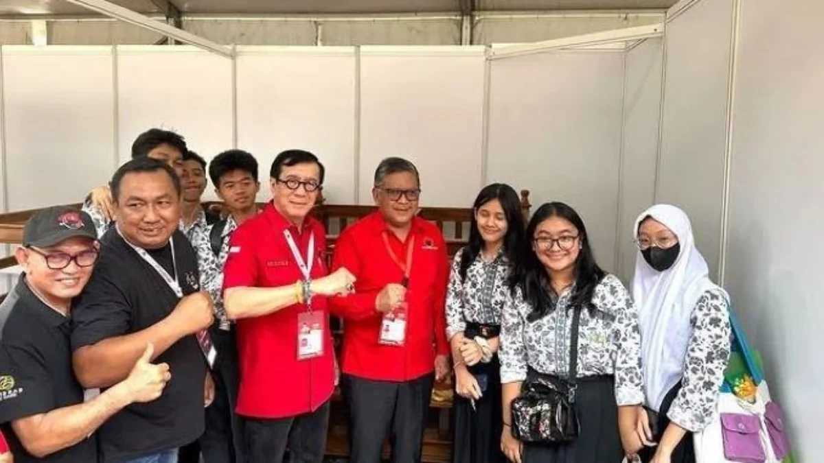 Sekjen PDIP Hasto Kristiyanto dan Ketua DPP PDIP Yasonna Laoly berfoto bersama (tengah; seragam merah) di sela