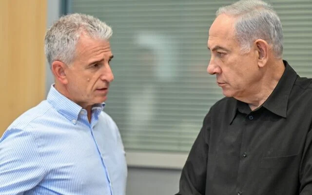 Perdana Menteri Benjamin Netanyahu (kanan) berbicara dengan kepala Mossad David Barnea di markas IDF di Tel Av