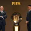 Presiden FIFA Gianni Infantino (Kiri) dan Legenda Sepak bola Brasil Ronaldo (Kanan) dengan Trofi Piala Dunia A