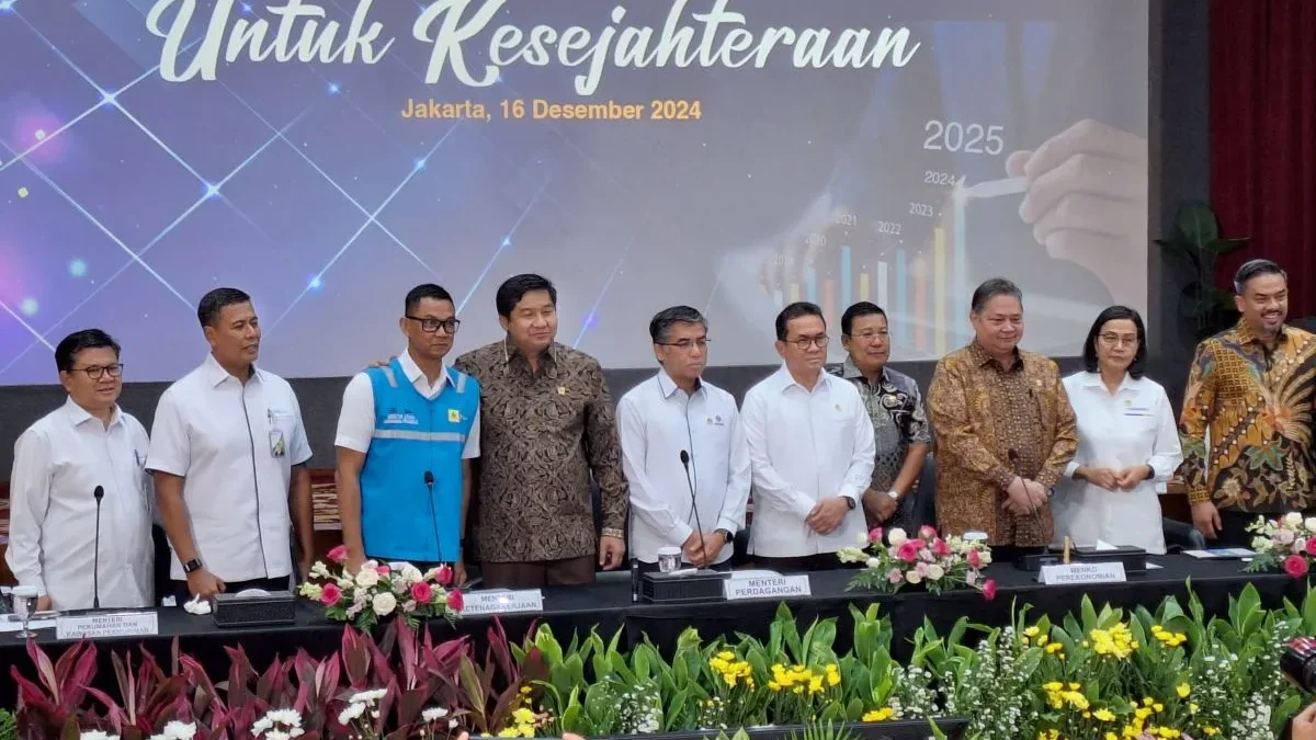 Konferensi pers Paket Kebijakan Ekonomi di Jakarta, Senin (16/12/2024) (ANTARA/Bayu Saputra)