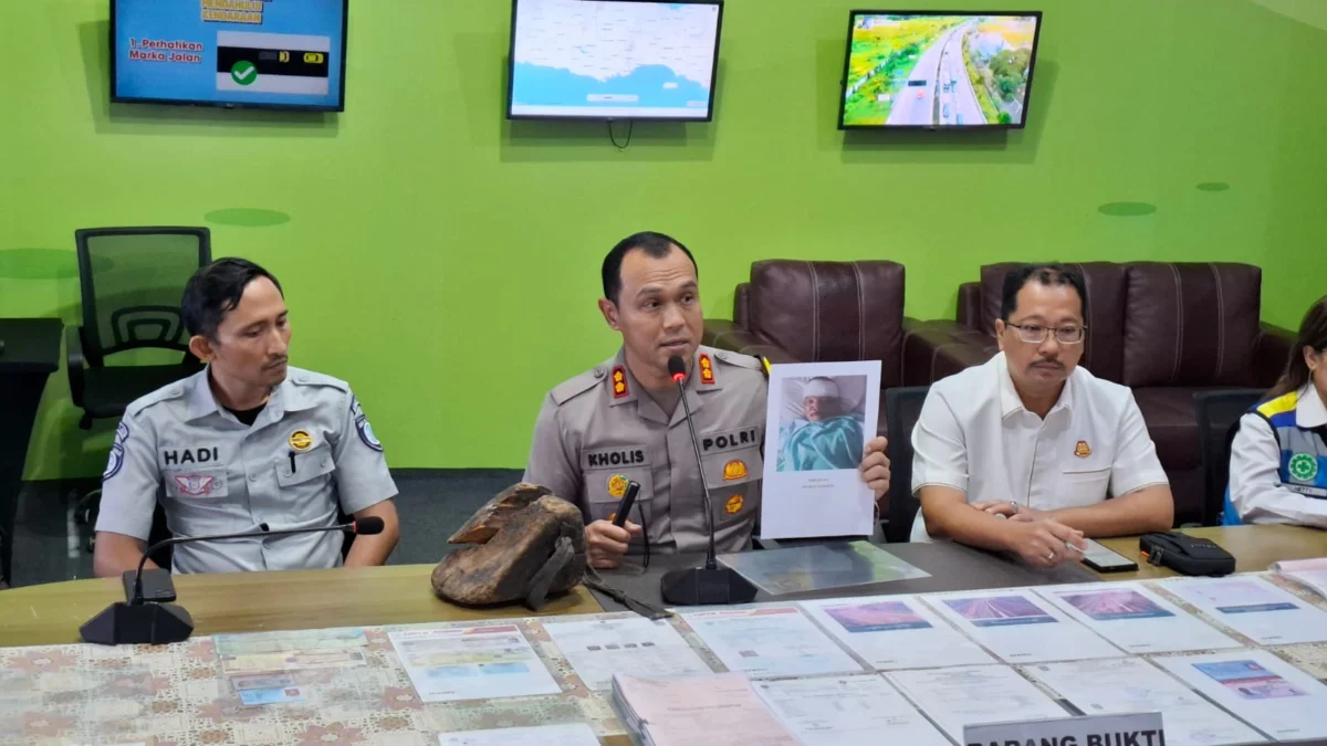 Kapolres Malang, AKBP Putu Kholis Aryana saat konferensi pers di Crisis Center Pos Pelayanan Karanglo, Rabu (2