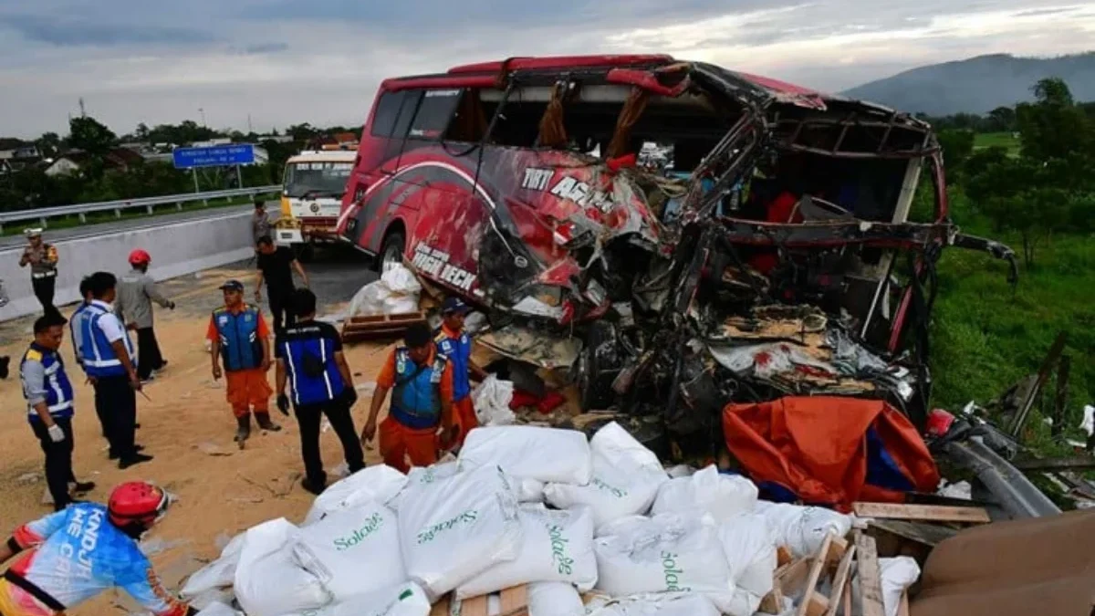 Berdasarkan data temuan awal Polres Malang, kecelakaan bus pariwisata dan truk tersebut menyebabkan empat oran