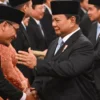 Presiden Prabowo Subianto (tengah) didampingi Wapres Gibran Rakabuming Raka (kanan) memberikan selamat kepada