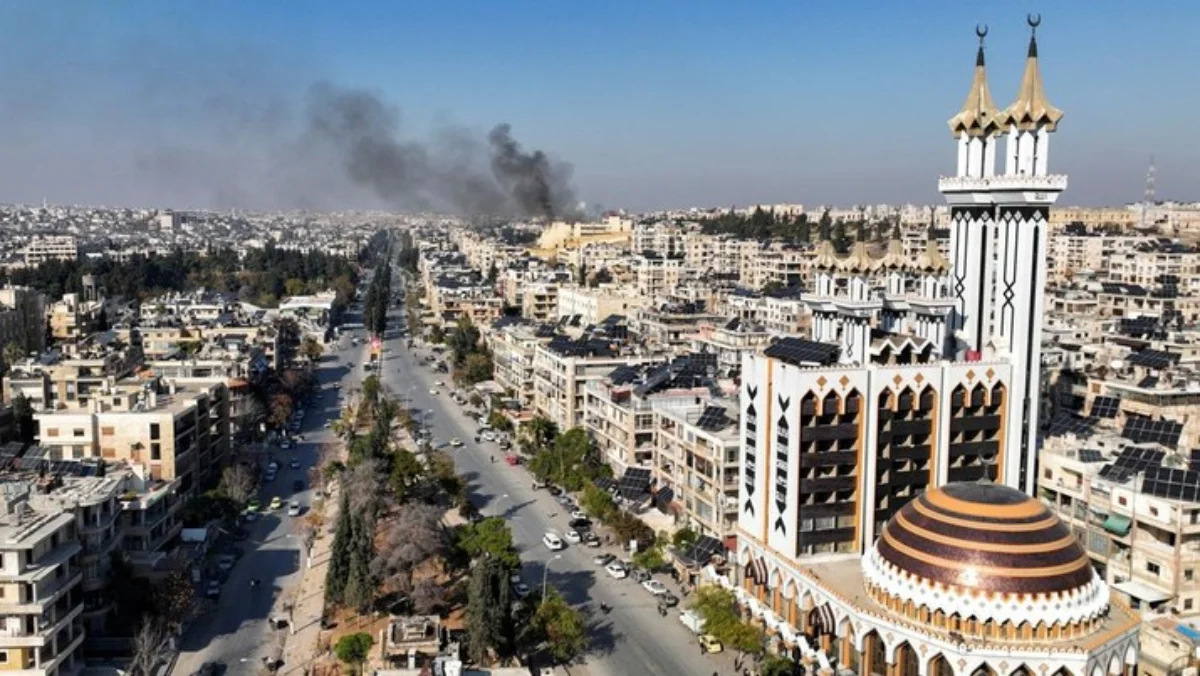 Asap mengepul di dekat bangunan perumahan dalam gambar yang diambil dari pesawat tak berawak di Aleppo, Suriah