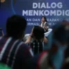 Menkomdigi Meutya Hafid memberikan penjelasan dalam UMKM Level Up Bersama Kementerian Komdigi dengan tema \"Tan