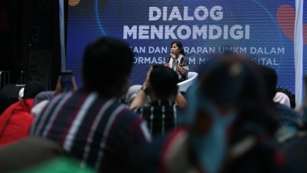 Menkomdigi Meutya Hafid memberikan penjelasan dalam UMKM Level Up Bersama Kementerian Komdigi dengan tema \"Tan