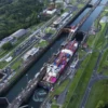 Sebuah kapal kargo melintasi Agua Clara Locks di Terusan Panama di Colon, Panama, pada 2 September. (Matias De