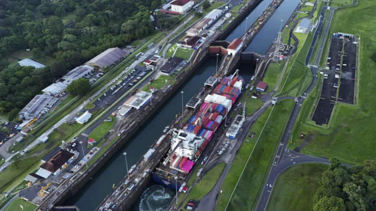 Sebuah kapal kargo melintasi Agua Clara Locks di Terusan Panama di Colon, Panama, pada 2 September. (Matias De