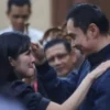 Peluk Hangat Sandra Dewi Pasca Bersaksi Sidang Korupsi Harvey Moeis