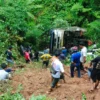 Warga berupaya mengevakuasi bus yang masuk jurang di Jalan Poros Palopo-Toraja Kilometer (KM) 14, Kota Palopo,