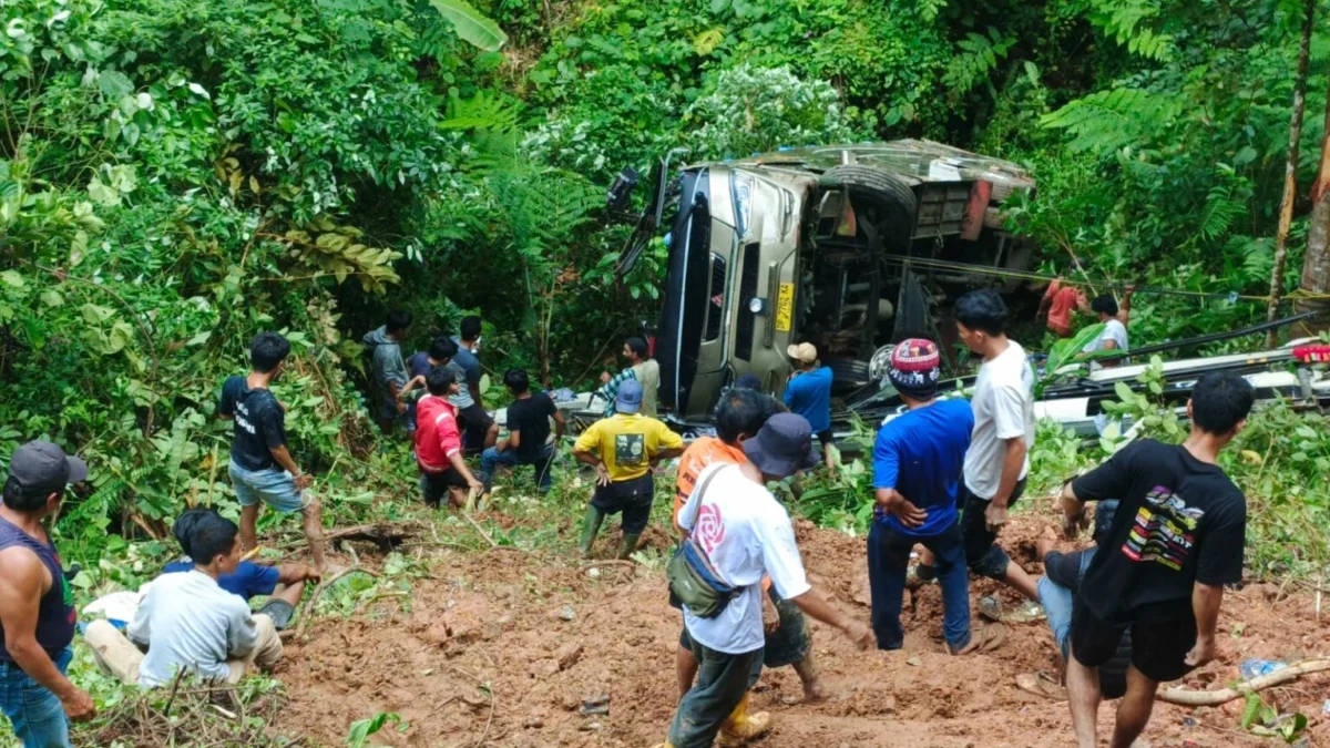 Warga berupaya mengevakuasi bus yang masuk jurang di Jalan Poros Palopo-Toraja Kilometer (KM) 14, Kota Palopo,