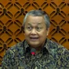 Gubernur Bank Indonesia, Perry Warjiyo saat memberikan Pengumuman Hasil Rapat Dewan Gubernur Bulanan Bulan Des