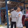 Polisi saat melakukan olah TKP di rumah PNS yang bundir di Paron, Ngawi, Selasa (24/12/2024)