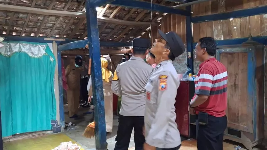 Polisi saat melakukan olah TKP di rumah PNS yang bundir di Paron, Ngawi, Selasa (24/12/2024)