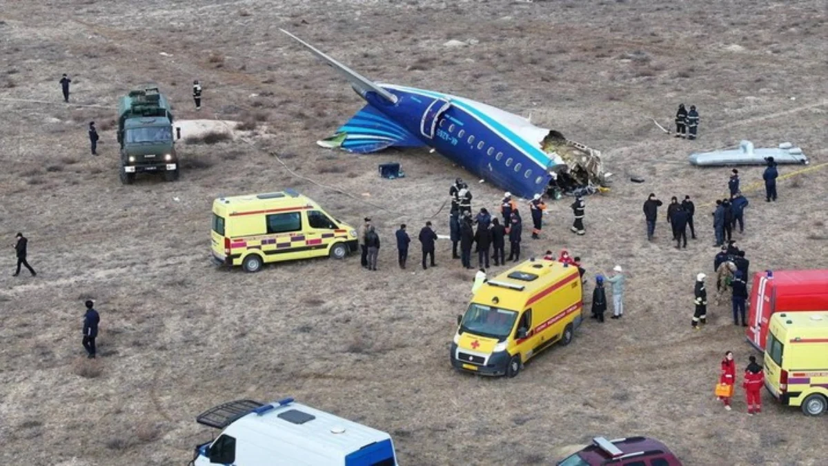 Pemandangan drone menunjukkan lokasi jatuhnya pesawat penumpang Azerbaijan Airlines di dekat kota Aktau, Kazak