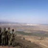 Tentara Israel melihat ke arah Suriah dari titik pengamatan di Dataran Tinggi Golan tahun lalu. Israel merebut