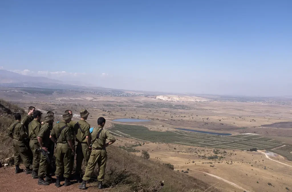 Tentara Israel melihat ke arah Suriah dari titik pengamatan di Dataran Tinggi Golan tahun lalu. Israel merebut