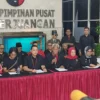 Ketua Bidang Reformasi Sistem Hukum Nasional DPP PDIP Ronny Talapessy (kedua kiri) didampingi Wakil Sekretaris