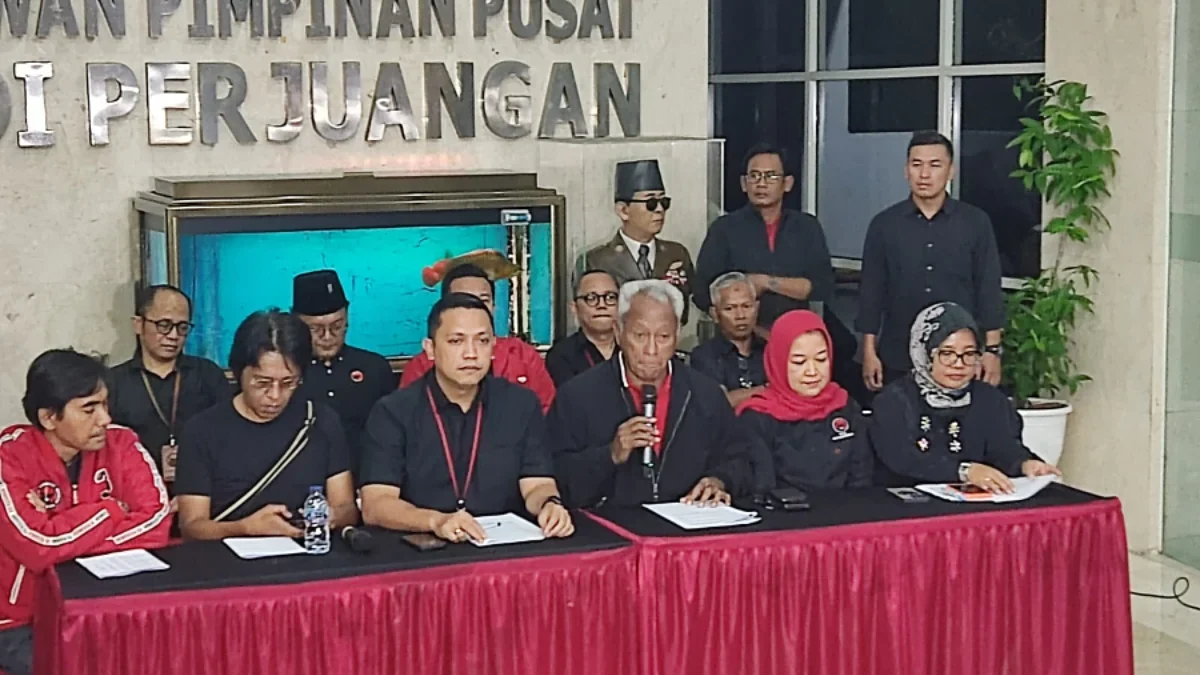 Ketua Bidang Reformasi Sistem Hukum Nasional DPP PDIP Ronny Talapessy (kedua kiri) didampingi Wakil Sekretaris