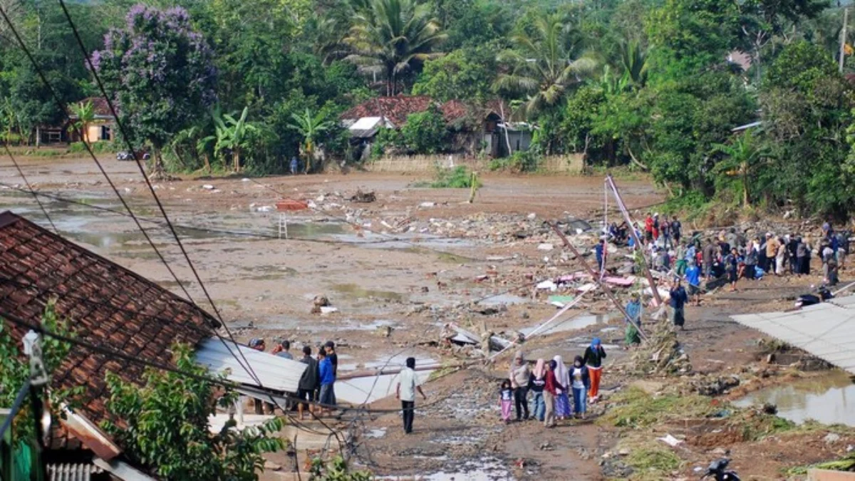 Sejumlah rumah di Kampung Cieurih, Desa Datarnangka, Sagaranten, Kabupaten Sukabumi, rusak akibat diterjang ba