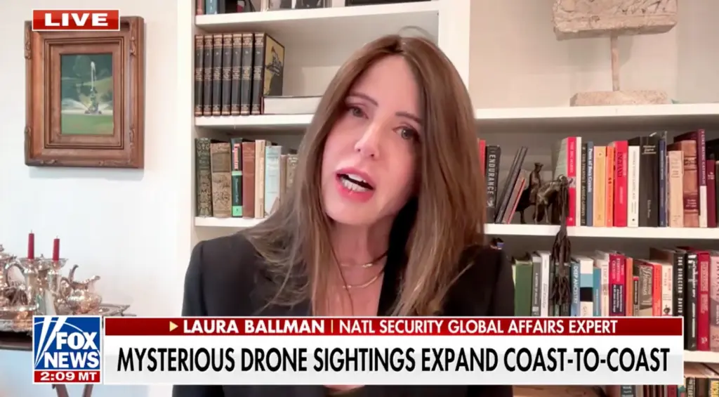 Mantan perwira operasi CIA Laura Ballman membahas penampakan drone misterius. (Tangkapan layar FOX News)