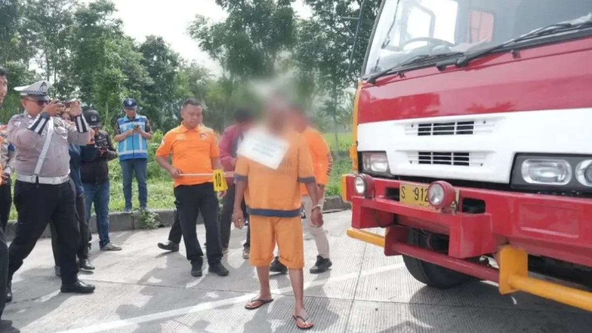 Sopir truk berinisial SW yang telah ditetapkan sebagai tersangka dalam kejadian kecelakaan di Tol Pandaan-Mala