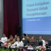 Menteri Keuangan Sri Mulyani Indrawati memberikan pemaparan dalam konferensi pers Paket Kebijakan Ekonomi: Aks